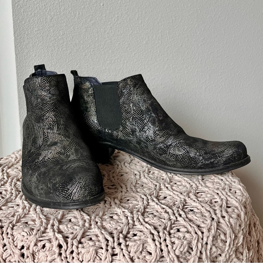 DorKing by Fluchos Metallic Booties